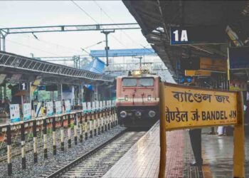 পাল্টে যাচ্ছে প্লাটফর্ম সংখ্যা, সমস্যায় নিত্য যাত্রীরা