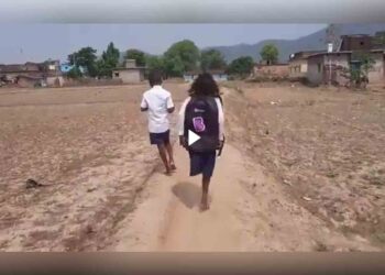 একপায়ে লাফিয়েই স্কুল সীমার, পাশে থাকার আশ্বাস সোনু সুদের