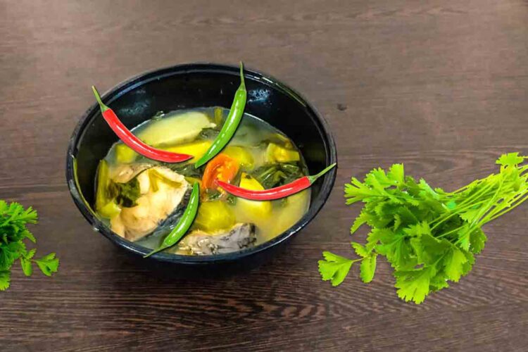 তেল ছাড়াই জিভে জল আনা কাতলা মাছের ঝোল