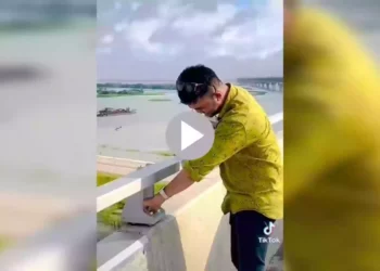 হাত দিয়ে পদ্মা সেতুর নাট বল্টু খুলে পুলিশি হেফাজতে বাংলাদেশি যুবক
