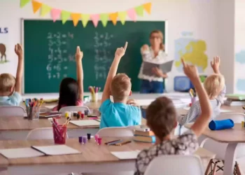 ছুটির পর খুলল স্কুল, কপালে ভাঁজ ফেলেছে ঊর্ধ্বমুখী সংক্রমণ