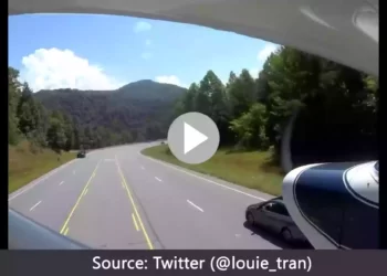 গাড়ি ভর্তি রাস্তার মাঝেই জরুরী বিমান অবতরন ! দেখুন ভিডিও