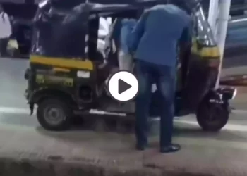 viral-video-auto-Rickshaw-on-rail-platform