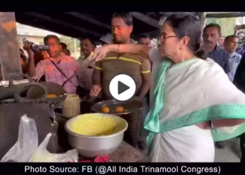 CM-Mamata-Banerjee-stopped-her-convoy-at-a-roadside-tea-stall-and-started-frying-pakoda