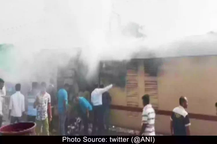 Shalimar-Express-catches-fire-near-Nashik-Maharashtra